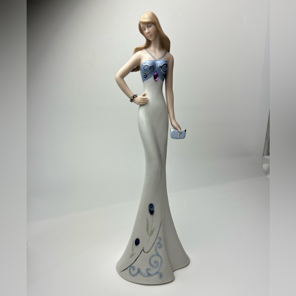 Cosmos Porcelain Elegant Doll - Picture 3 of 17